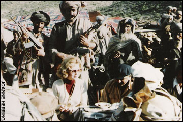 Joanne Herring in Afghanistan con i mujaheddin